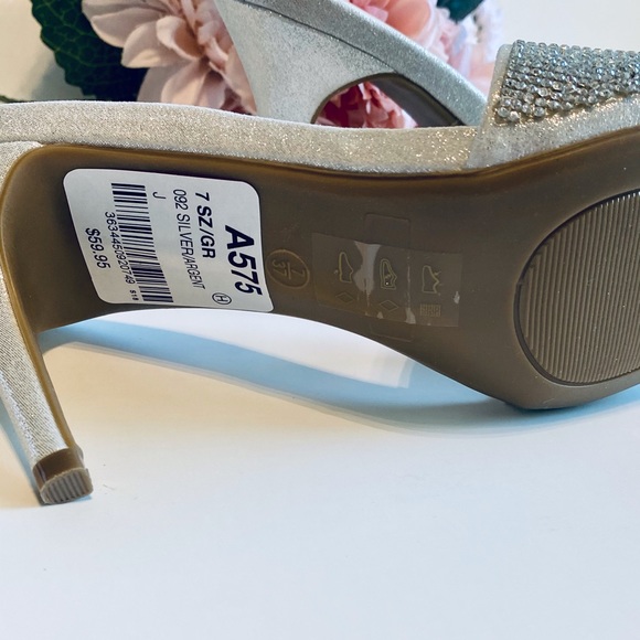 NIB Le Chateau Jewel Crystal Glam Sparkly Sandals - Picture 5 of 9